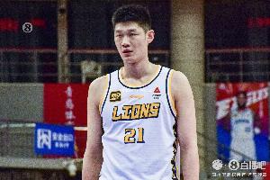 状态出色！胡金秋上半场5中5 得到12分5篮板1助攻