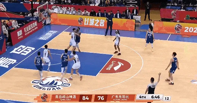 PG电子官方网站-段昂君身后抢篮板撞到徐杰膝盖，徐杰小腿不适被换下场