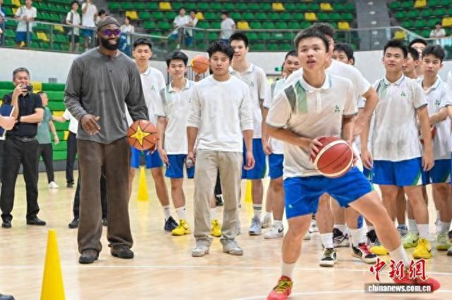 PG电子官方网站-NBA球星杰伦·布朗到访广州与中学生互动|美国职业篮球联赛|华南师范大学附属中学|中新社|篮球|波士顿凯尔特人队_新浪体育_新浪新闻